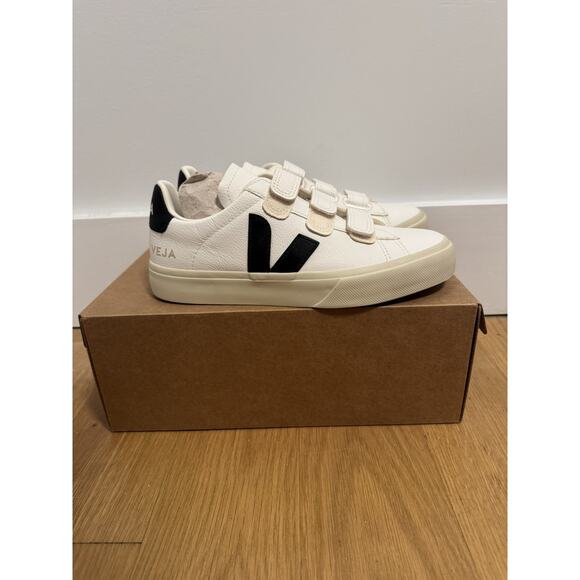 Veja Women Recife Logo Chromefree Leather Sneaker Extra White/Black Size US 6 - Picture 6 of 10